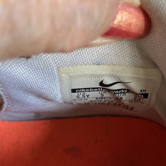 Nike 5.5 sneakers lightly used laced front with Velcro flap to secure - Picture 5 of 5